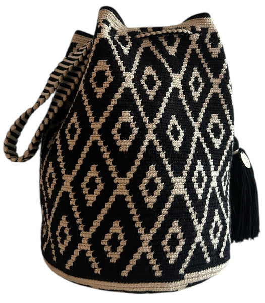 Wayuu estampado en colores crudo y negro. Tamaño L.