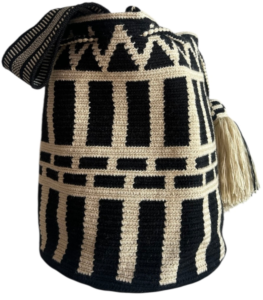 Wayuu estampado en colores crudo y negro. Tamaño L.