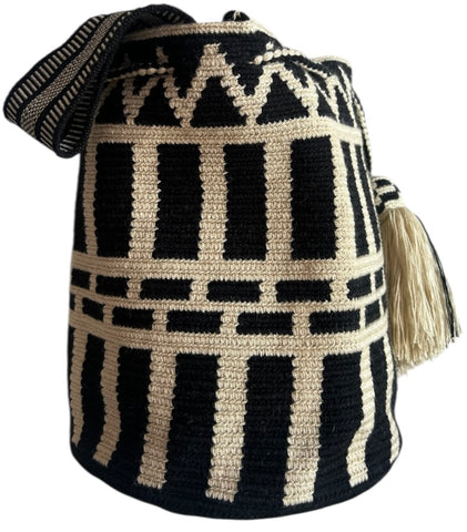 Wayuu estampado en colores crudo y negro. Tamaño L.
