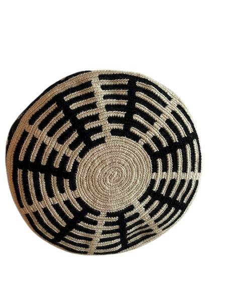 Wayuu estampado en colores crudo y negro. Tamaño L.